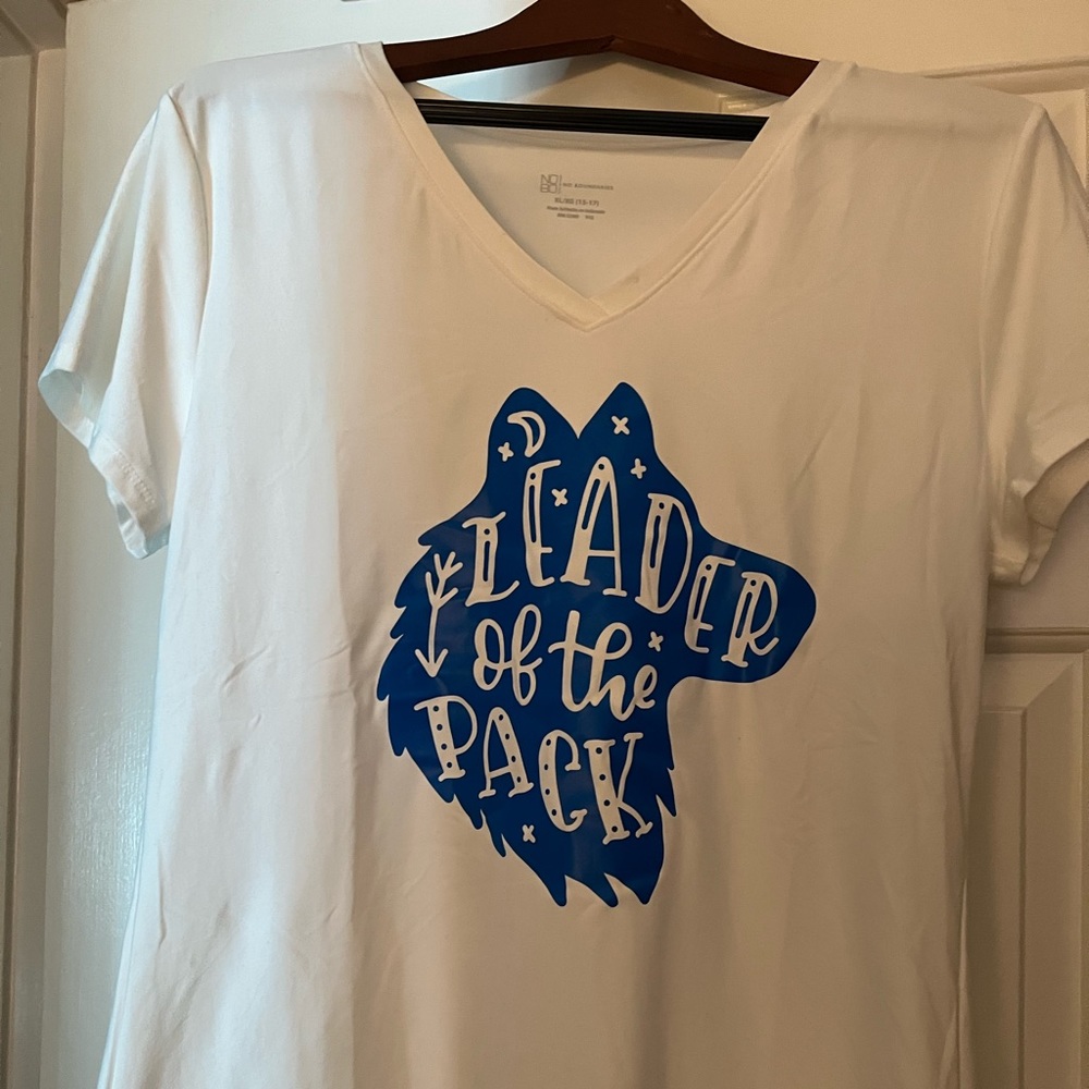 XL white v-neck t-shirt NWOT